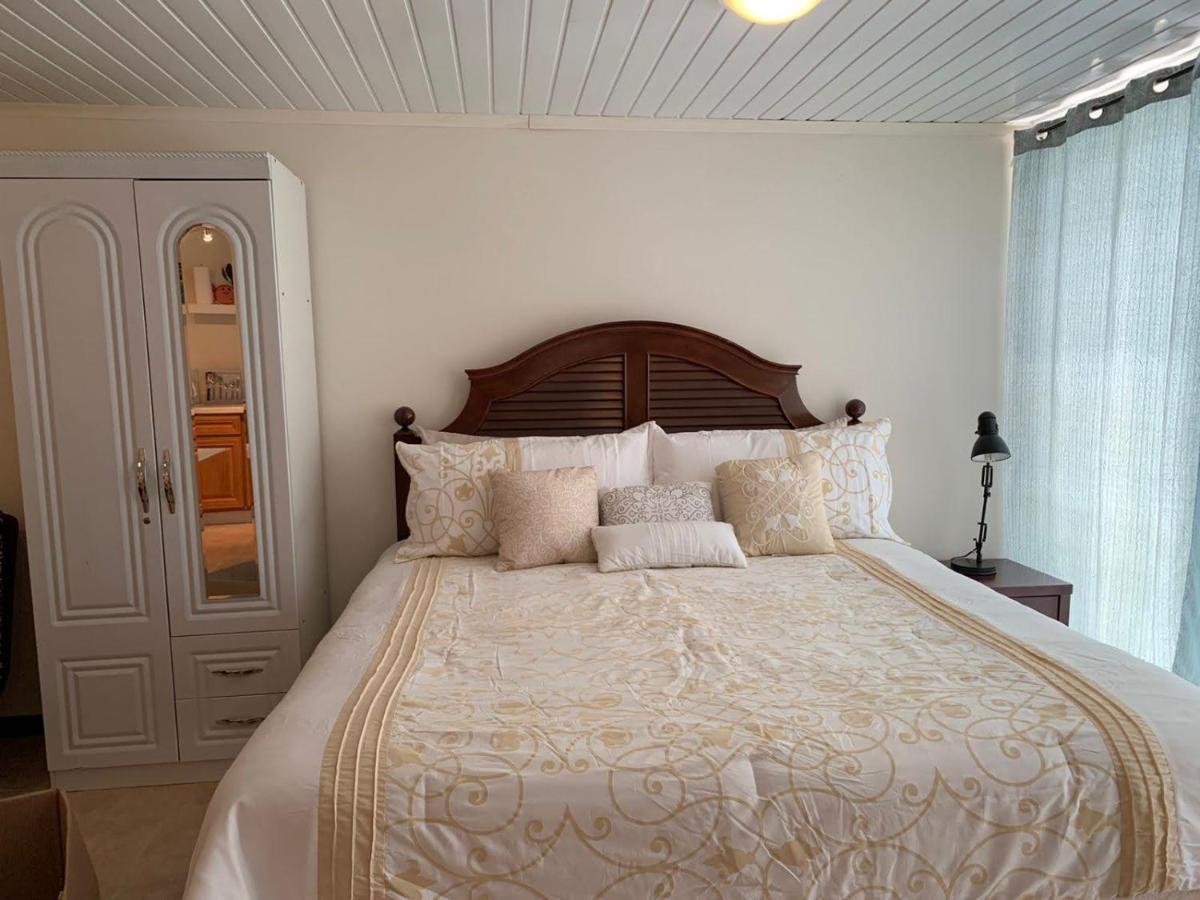 Sandpiper Beach Apartments Palm Beach ภายนอก รูปภาพ
